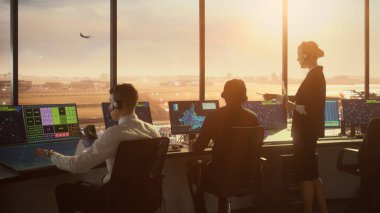 Çeşitli Hava Trafik Kontrol Ekibi Sunset 'teki Modern Havaalanı Kulesi' nde çalışıyor. Ofis Odası, Kontrol Edenler için Uçak Uçuş Radar Verisi, Navigasyon Ekranlarıyla Masaüstü Bilgisayarı ile Doludur.