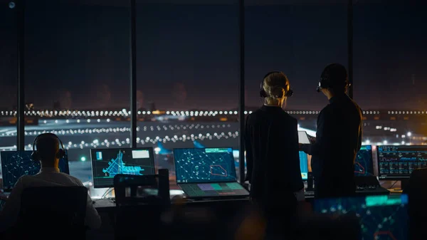 Controladores Tráfego Aéreo Feminino Masculino Com Headsets Talk Torre Aeroporto — Fotografia de Stock
