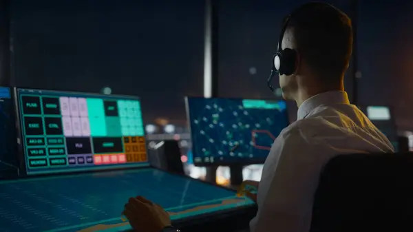 Controlador Tráfego Aéreo Masculino Com Headset Talk Uma Chamada Torre — Fotografia de Stock