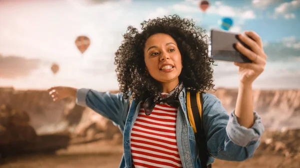 Spennende Ung Multietnisk Reisende Med Afrofrisyre Som Lager Smartphone Video – stockfoto