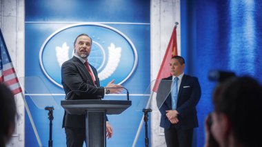 Çin Örgütü Temsilcisi Basın Konferansında Konuşmaya Davet Edildi. Bakan Kongre 'de konuşma yapacak. Amerika Birleşik Devletleri ve Çin Halk Cumhuriyeti bayraklarıyla fon.