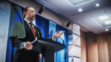 ABD Hükümet Binası 'nda düzenlenen basın toplantısında konuşan Karizmatik Örgüt Temsilcisi. Basın Bürosu Temsilcisi bir zirvede konuşma yapacak. Bakan Kongreye Konuşuyor.