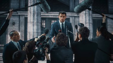 Genç Organizasyon Temsilcisi Basın Sorularını Cevaplıyor ve Parlamento, Mahkeme ya da Diğer Hükümet Binası dışında Röportaj Veriyor. Basın Sözcüsü ya da İş Adamı Gazeteciler Tarafından Kalabalık.