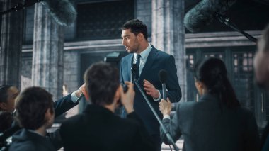 Genç Organizasyon Temsilcisi Basın Sorularını Cevaplıyor ve Parlamento, Mahkeme ya da Diğer Hükümet Binası dışında Röportaj Veriyor. Basın Sözcüsü ya da İş Adamı Gazeteciler Tarafından Kalabalık.