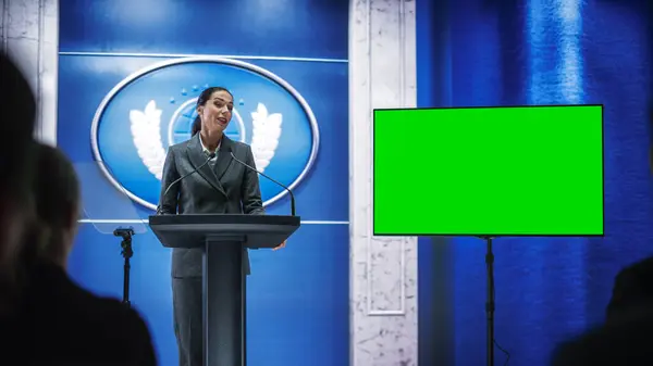 在政府大楼举行的新闻发布会上 组织的女代表发表了 Quot 绿色屏幕模拟展示 Quot 新闻官在峰会上致辞 国会部长 — 图库照片