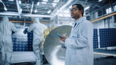 Uydu İnşaat Mühendisleri Ekibi, Bilim Adamı Tablet Bilgisayar kullanıyor. Uzay Ajansı: Uzay Keşfi için Uzay Aracı Geliştiren Uzmanlar Grubu