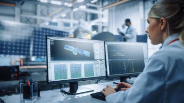 Kadın Mühendis Uydu Yörünge İzleme Analizi için Bilgisayar kullanıyor. Uzay Uzay Ajansı Uluslararası Uzay Görevi: Uzay Aracı İnşaatı 'nda çalışan bilim adamları. Omuz üstünden.