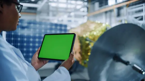 Female Engineer Uses Green Screen Digital Tablet Computer While Working — Stock Photo, Image