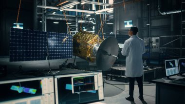 Yapay uydu inşaatında çalışan endüstriyel mühendis. Uzay Ajansı: Uzay Keşfi ve Veri İletişimi için Uzay Aracı geliştirmek için Bilgisayar kullanan bilim adamı.