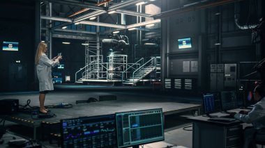 Kadın Mühendis, Fabrika 'daki bir Endüstriyel Tesis' te çalışırken Tablet Bilgisayar kullanıyor. Bilim adamı Artırılmış Gerçeklik Yazılımı kullanıyor. VFX için Boş Alan Şablonu.