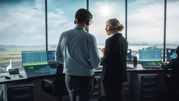Vrouwelijke Mannelijke Luchtverkeersleiders Met Headsets Praten Luchthaventoren Kantoorruimte Vol Met — Stockfoto