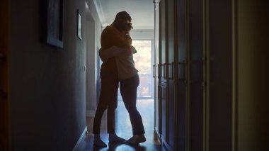 Zor zamanlarda birbirini kucaklayan, rahatlatan üzgün bir çift. Aile Zorluklarının Üstesinden Birlikte Gelme, Şefkat Anı. Üzüntü ve trajedi atmosferi. İnsan Drama Zamanı