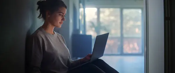 Evde Dizüstü Bilgisayar Kullanan Genç Bir Kadın Yerde Oturan Güzel — Stok fotoğraf