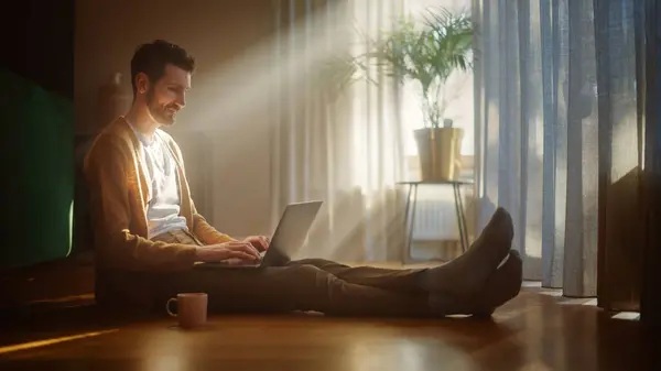 Knappe Gelukkige Man Die Laptop Thuis Gebruikt Voor Werk Afstand — Stockfoto