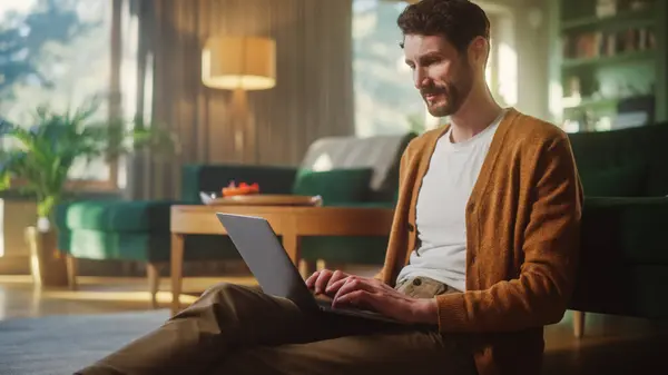 Knappe Gelukkige Man Die Laptop Thuis Gebruikt Voor Werk Afstand — Stockfoto