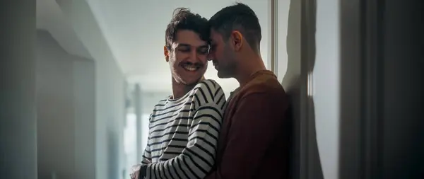 Gentle Scenes Stylish Young Adult Gay Couple Engelsk Lykkelige Menn – stockfoto