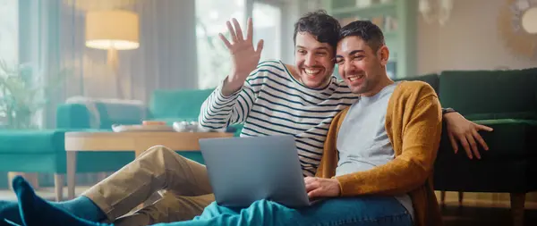Handsome Gay Couple Bruker Laptop Computer Mens Han Sitter Living – stockfoto