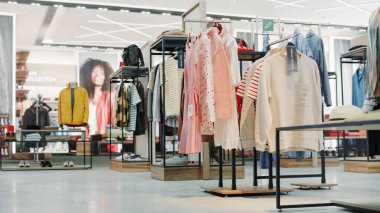 Alışveriş Giysileri Mağazası İçi. Modern Moda Dükkanı, Her Tat İçin Kıyafetler. Şık Marka Tasarımı, Moda Renkleri, Kaliteli Malzemeler. İnsan Yok.