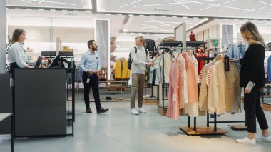Modern Giyim Mağazasından Alışveriş, Perakende Satış Ortaklığı Müşterileri. Moda Mağazasında Çeşitli İnsanlar, Şık Kıyafetler Seçimi, Renkli Markalar, Sürdürülebilir Malzemeler
