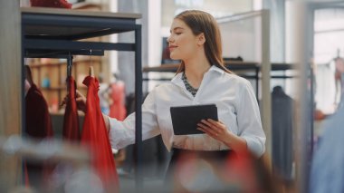 Giyim Mağazası: İş kadını ve Görsel Ticaret Uzmanı Moda Koleksiyonu Yaratmak İçin Akıllı Telefon Kullanıyor. Moda Mağazası Satış Müdürü Menkul Kıymetler Borsasını Kontrol Ediyor. Küçük İşletme Sahibi ve Tasarımcısı Çalışmaları