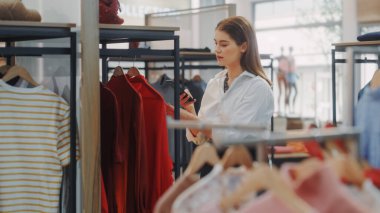 Giyim Mağazası: İş kadını ve Görsel Ticaret Uzmanı Moda Koleksiyonu Yaratmak İçin Akıllı Telefon Kullanıyor. Moda Mağazası Satış Müdürü Menkul Kıymetler Borsasını Kontrol Ediyor. Küçük İşletme Sahibi ve Tasarımcısı Çalışmaları