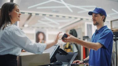 Giyim Mağazası Kasiyeri: Perakende Satış Yöneticileri Paketi ve Paket Teslimat Kuryesini Çevrimiçi Sipariş Vermesi İçin Verin. Moda Dükkanı Tasarımcısı Markaları Çevrimiçi Alışveriş İçin Kullanılabilir.