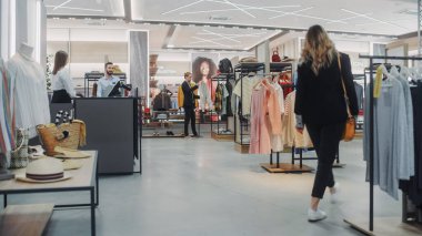 Giyim Mağazası: Çeşitli Costumlar Alışveriş, Giyim ve Ticaret Dükkanı Kasiyerlik 'te. Perakende Moda Dükkanı Asistanı Müşterilere Yardım Ediyor, Moda Tasarımcısı Markaları Satıyor.