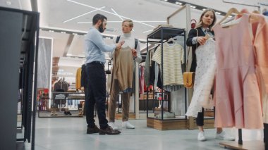 Yakışıklı Müşteri Alışveriş Mağazası, Perakende Satış Asistanı Danışmana Yardım Ediyor. Moda Mağazasında Çeşitli İnsanlar, Şık Kıyafetler Seçmek, Sürdürülebilir Tasarımlı Renkli Markalar