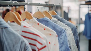Renkli Modellerle Giysi Rafının Yakın Çekimi. Alışveriş Merkezi İçişleri. Modern Moda Dükkanı, Her Tat İçin Kıyafetler. Moda Tasarım, Kalite Sürdürülebilir Malzemeler. İnsan Yok.