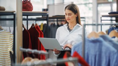 Giyim Mağazası: İş kadını ve Görsel Ticaret Uzmanı Moda Koleksiyonu Yaratmak İçin Dizüstü Bilgisayar Kullanıyor. Moda Mağazası Satış Müdürü Menkul Kıymetler Borsasını Kontrol Ediyor. Küçük İşletme Sahibi ve Tasarımcısı Çalışmaları