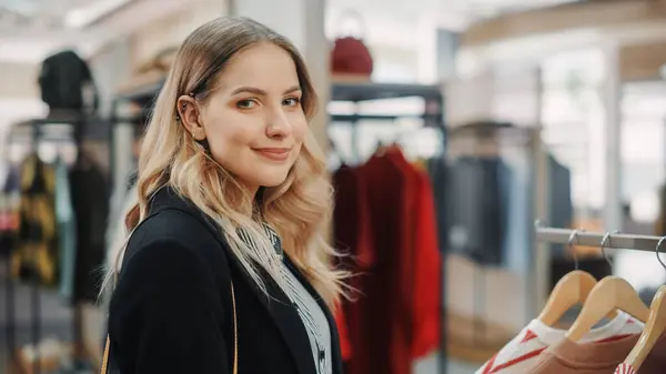 Beautiful Smiling Γυναικεία Customer Shopping Clothing Store Επιλέγοντας Κομψά Ρούχα — Φωτογραφία Αρχείου
