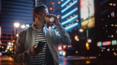 Yakışıklı Sarışın Adam Gece Şehrin Caddesinde Duruyor. Düşünceli Genç Adam Seyahat Ediyor, Şehir Merkezi 'ne Bakıyor İş Fikirleri Düşünüyor, Geleceğin Kariyeri. Yeni Olasılıkların Havası