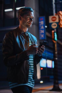 Yakışıklı Sarışın Adam Gece Şehrin Caddesinde Duruyor. Düşünceli Genç Adam Seyahat Ediyor, Şehir Merkezi 'ne Bakıyor İş Fikirleri Düşünüyor, Geleceğin Kariyeri. Yeni Olasılıkların Havası