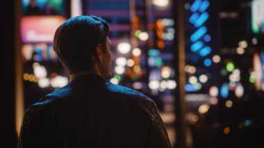 Yakışıklı Sarışın Adam Gece Şehrin Caddesinde Duruyor. Düşünceli Genç Adam Seyahat Ediyor, Şehir Merkezi 'ne Bakıyor İş Fikirleri Düşünüyor, Geleceğin Kariyeri. Yeni Olasılıkların Havası