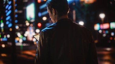 Yakışıklı Sarışın Adam Gece Şehrin Caddesinde Duruyor. Düşünceli Genç Adam Seyahat Ediyor, Şehir Merkezi 'ne Bakıyor İş Fikirleri Düşünüyor, Geleceğin Kariyeri. Yeni Olasılıkların Havası
