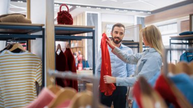 Giyim Mağazasından Güzel Kadın Müşteri Alışverişi, Perakende Satış Ortaklığı Danışmanlığa Yardım Ediyor. Moda Mağazasında Çeşitli İnsanlar, Şık Kıyafetler Seçmek, Sürdürülebilir Tasarımlı Renkli Markalar