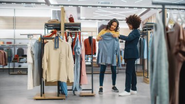 Modern Giyim Mağazasından Alışveriş, Perakende Satış Ortaklığı Müşteri Hizmetleri. Moda Mağazasında Çeşitli İnsanlar, Şık Kıyafetler Seçimi, Renkli Markalar, Sürdürülebilir Malzemeler.