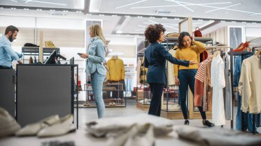 Modern Giyim Mağazasından Alışveriş, Perakende Satış Ortaklığı Müşteri Hizmetleri. Moda Mağazasında Çeşitli İnsanlar, Şık Giysiler Seçmek ve Almak, Renkli Markalar, Kaliteli Malzemeler.