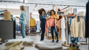 Modern Giyim Mağazasından Alışveriş, Perakende Satış Ortaklığı Müşteri Hizmetleri. Moda Mağazasında Çeşitli İnsanlar, Şık Giysiler Seçmek ve Almak, Renkli Markalar, Kaliteli Malzemeler.