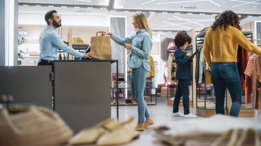 Modern Giyim Mağazasından Alışveriş, Perakende Satış Ortaklığı Müşteri Hizmetleri. Moda Mağazasında Çeşitli İnsanlar, Şık Giysiler Seçmek ve Almak, Renkli Markalar, Kaliteli Malzemeler.