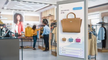 Çevrimiçi Giysi Dükkanında Duran Kullanıcı Arayüzü ile LCD Dokunmatik Ekran Görüntüsü Çekimi. Servisi kontrol et. Moda Mağazasında Çeşitli İnsanlar Kıyafet Satın Alıyor.