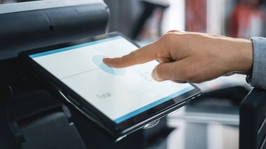 Bir Giysi Mağazasında Bir Satın Almak İçin Bir Dijital Ekranda Elektronik Parmak İzi Tanıma Özelliğine Dokunan Bir Kişinin Yakın Çekimi. Dükkandan Dijital Kimlikli Eşyalar Alınıyor.