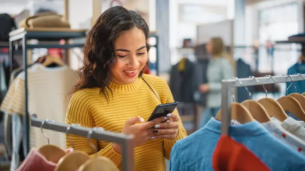 Beautiful Smiling Female Customer Shopping Clothing Store Using Smartphone Browsing — Stock Photo, Image
