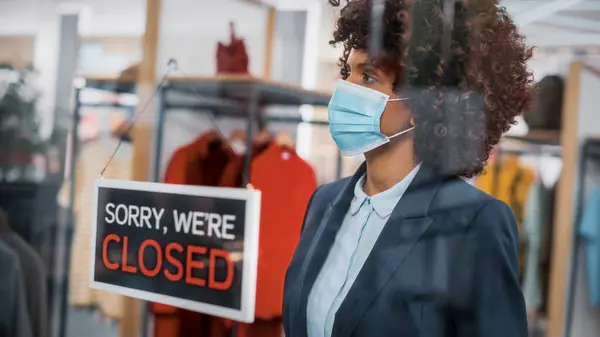 Stilig Afrikansk Amerikansk Klesbutikk Manager Endrer Fashion Store Sign Døren – stockfoto