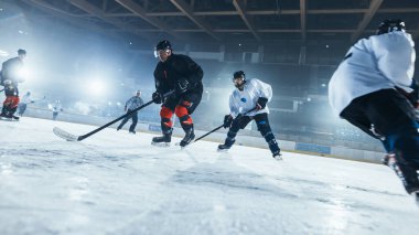 Buz hokeyi sahası: Farklı takımlardan profesyonel oyuncular sopayla Puck için savaşıyor. Sporcular Yoğun Enerji Oyunları Yarışması 'nı oynuyorlar. Hollanda Açı Vuruşu.