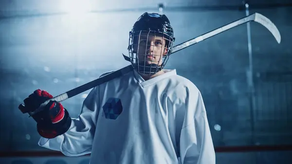 Ice Hockey Rink Arena Retrato Jugador Profesional Confianza Usando Máscara — Foto de Stock