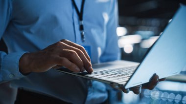 Veri Merkezi Programcısı Dijital Laptop Bilgisayar kullanıyor, Bakım Bilişim Uzmanı. Cloud Computing Server Farm System Yöneticisi Iaas, saas, paas için Siber Güvenlik üzerinde çalışıyor. Yakından Ellere Odaklan