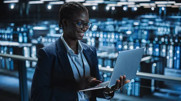 Data Center Female Programmer Using Laptop Computer Maintenance Specialist Cloud — Stock Photo, Image