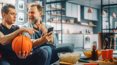 Home Two Fans on Couch Watch Basketball Maçı 'nda Score, Online Bet, Statistics, Celebrate Team Win Championship. Arkadaşlar Favori Kulüp Oyunu İzler