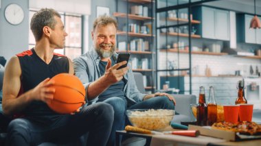 Home Two Fans on Couch Watch Basketball Maçı 'nda Score, Online Bet, Statistics, Celebrate Team Win Championship. Arkadaşlar Favori Kulüp Oyunu İzler